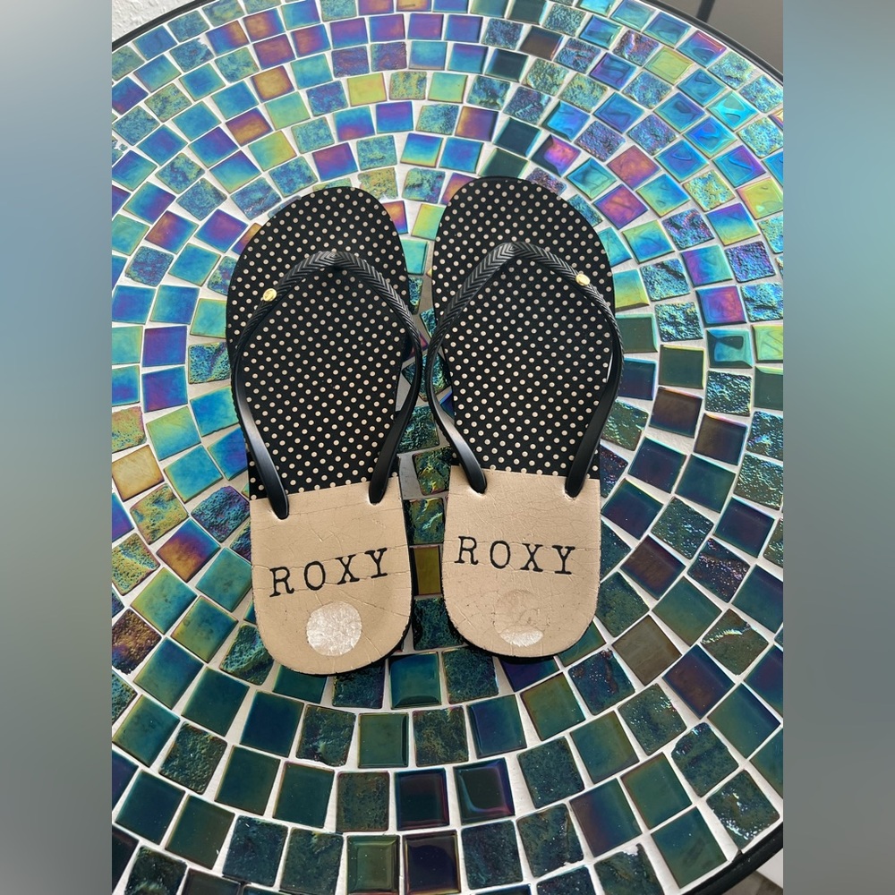 Roxy Women’s Guppy stamp black flip flop sandals.